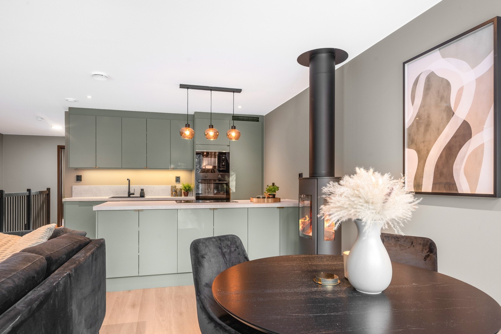 Kjøkkenet er i åpen løsning mot stuen, og planløsningen legger til rette for å plassere spisebordet ved vindusflatene - med fint lysinnslipp. Galleribilde