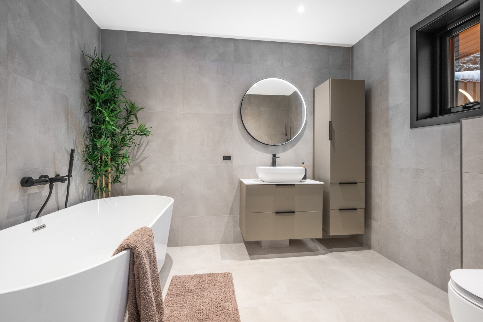 Badet har et delikat og spa-lignende preg, med behagelig gulvvarme. Galleribilde