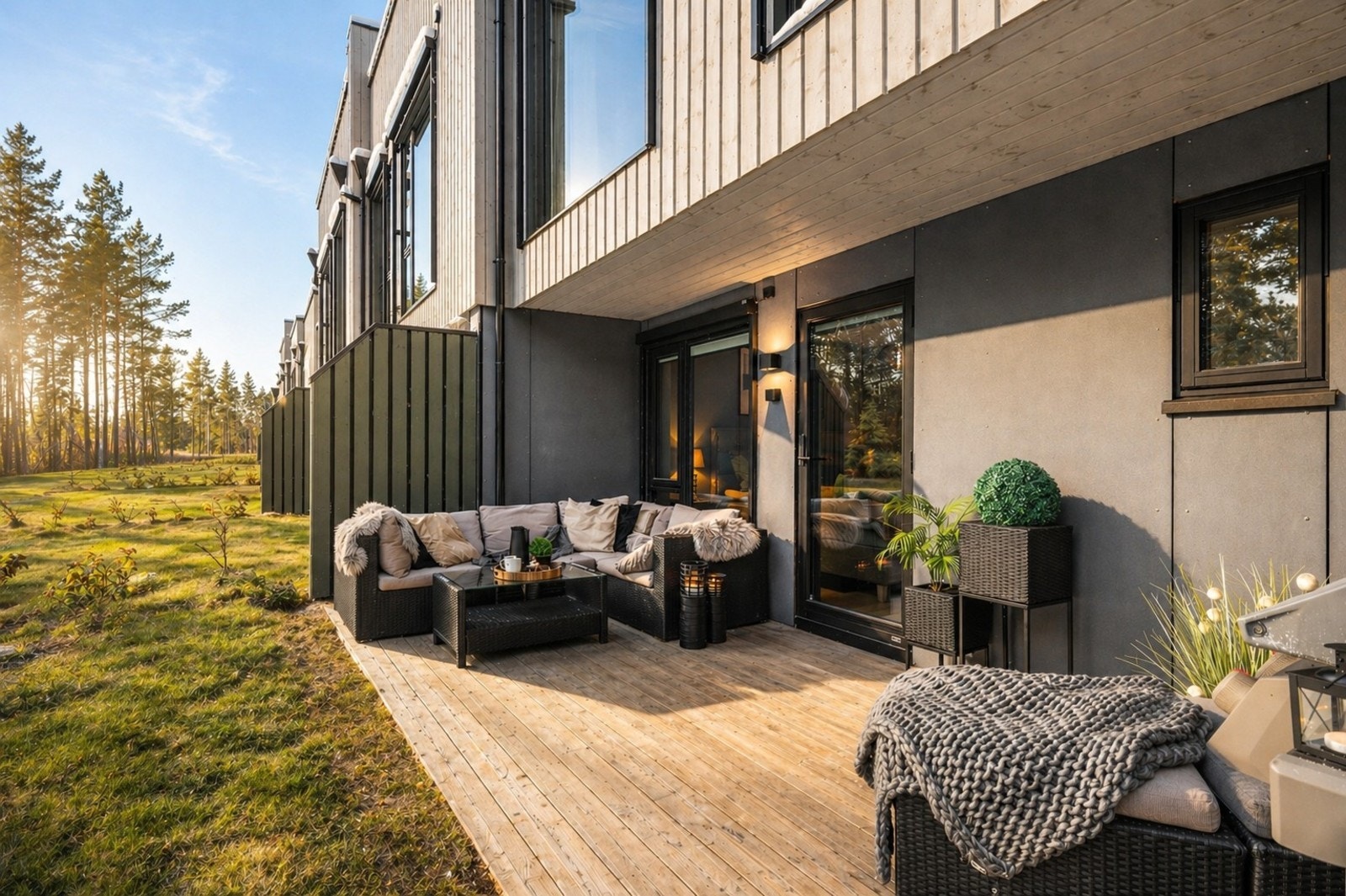 I første etasje er det direkte adkomst til en trivelig markterrasse med hageparsell, som gir flotte uteområder for både lek og avslapning. NB! Bilde er AI-generert og avvik kan forekomme. Galleribilde