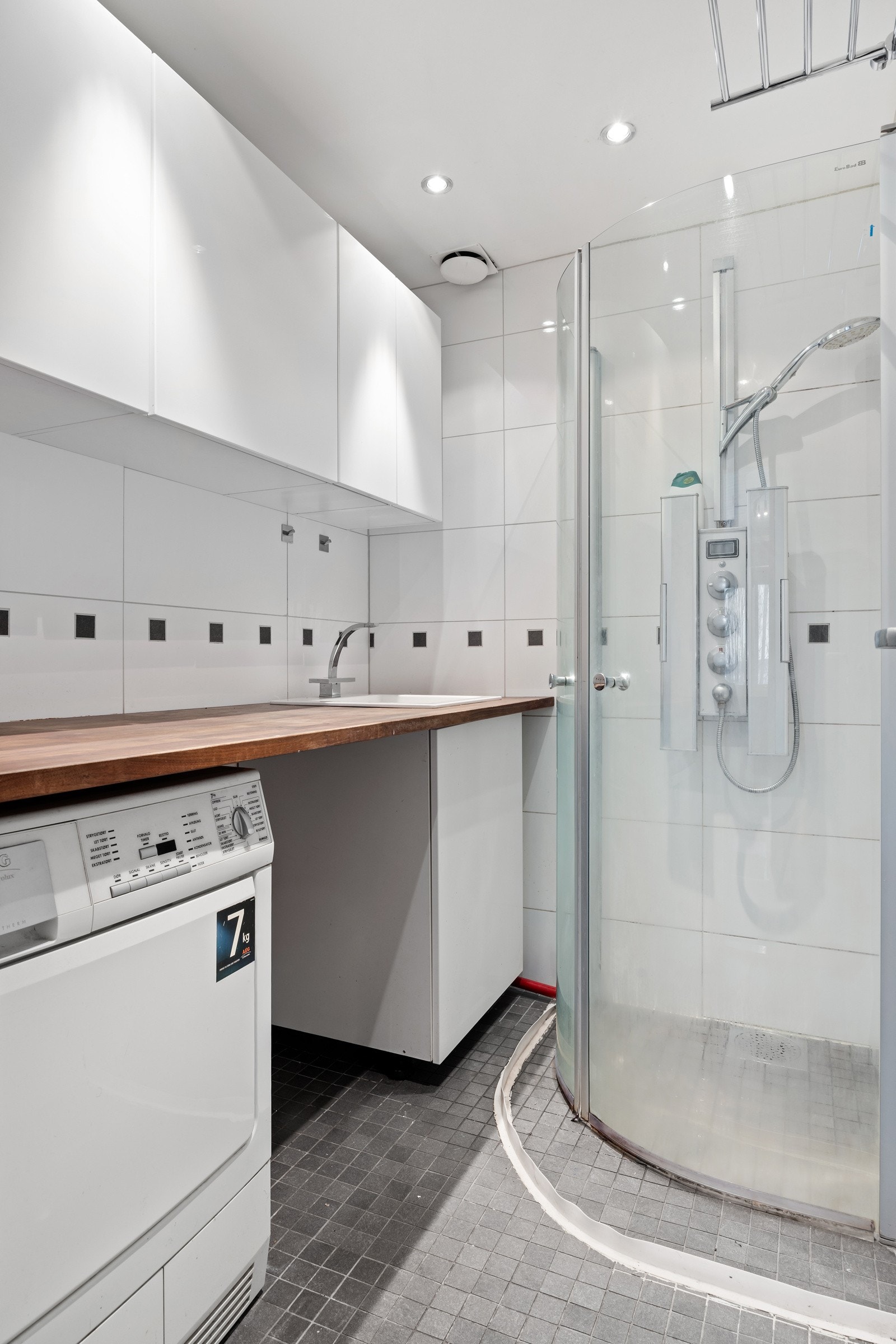Dusjrom/vaskerom vegg-i-vegg badet Galleribilde