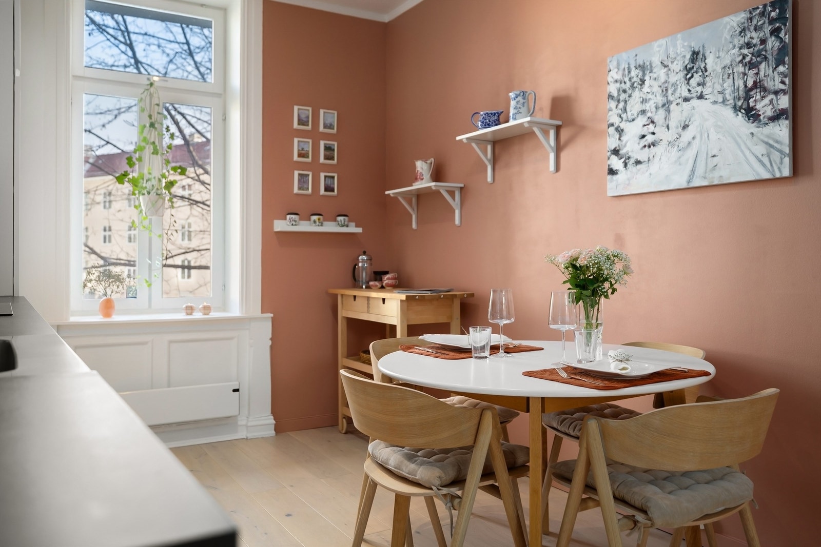 Her er det god plass til et hyggelig spisebord, hvor du har plass til både venner og familie! Galleribilde