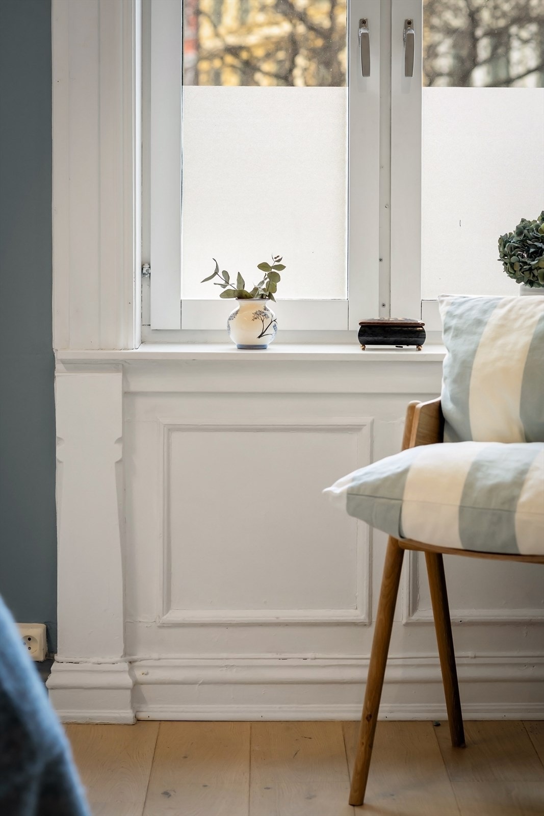 Veggflatene er malt i en behagelig tone, på gulv er det lagt parkett Galleribilde