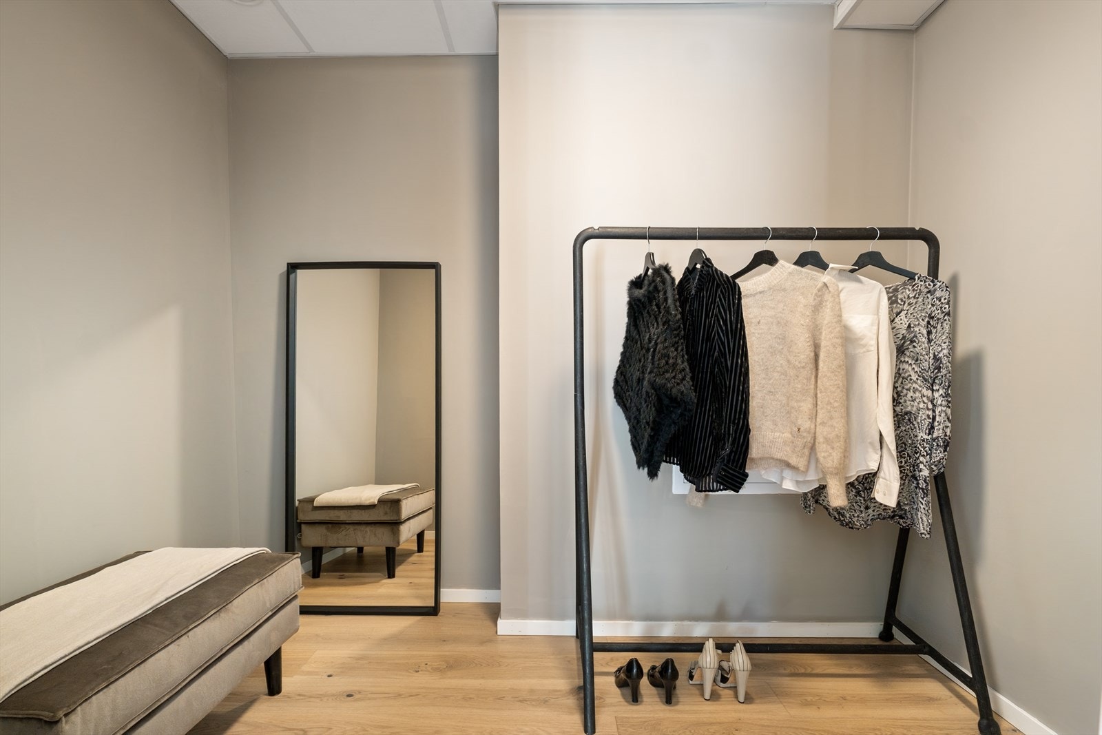I tilknytning til soverommet er det et praktisk walk in closet. Galleribilde