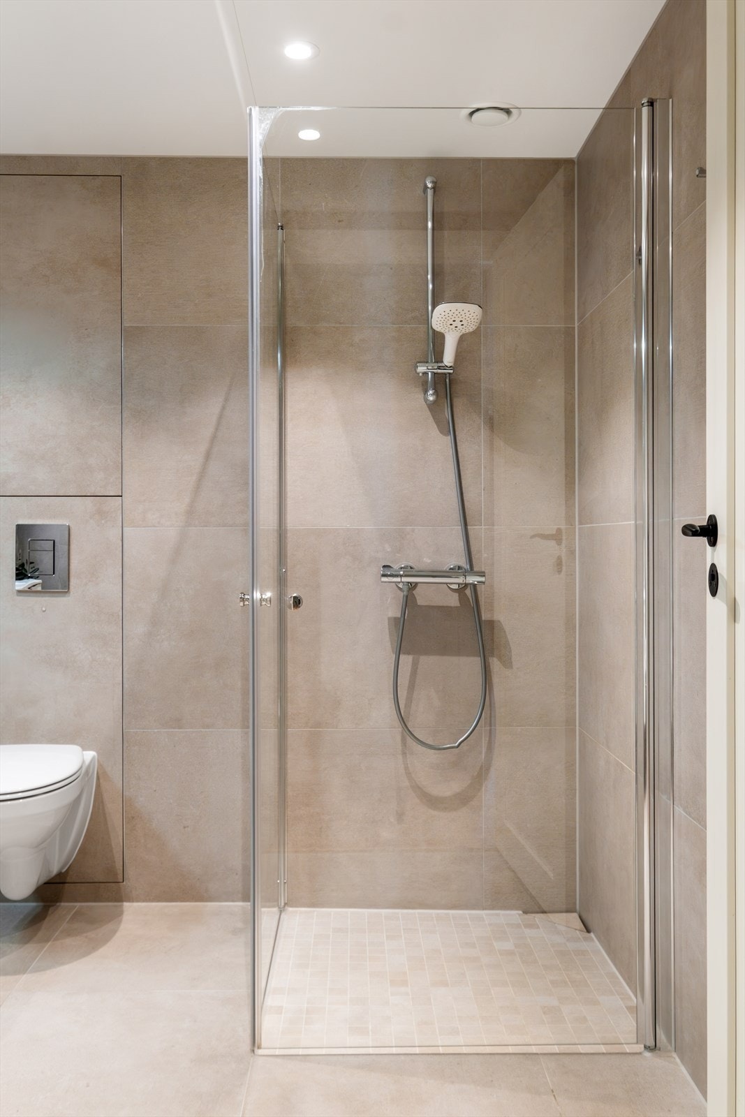 Badet er utstyrt med dusj-hjørnet og vegghengt toalett. Galleribilde