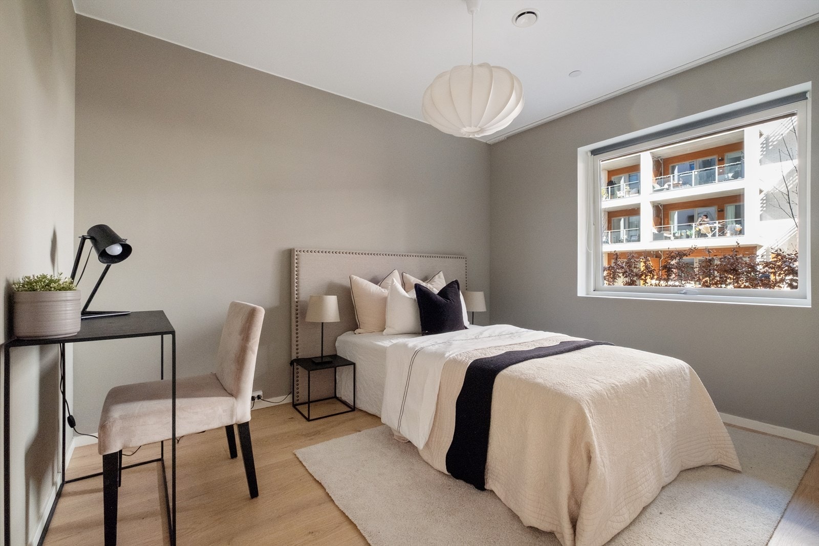 Soverom med plass til dobbeltseng, nattbord og skrivebord. Galleribilde