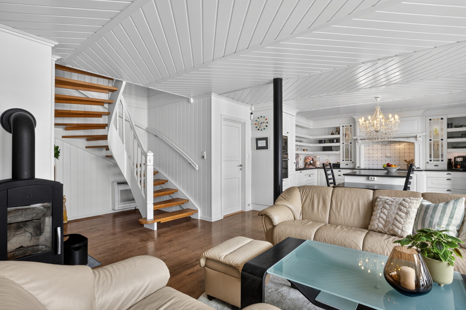 Den malte trappen med trinn i heltre binder etasjene sammen på en elegant måte. Galleribilde