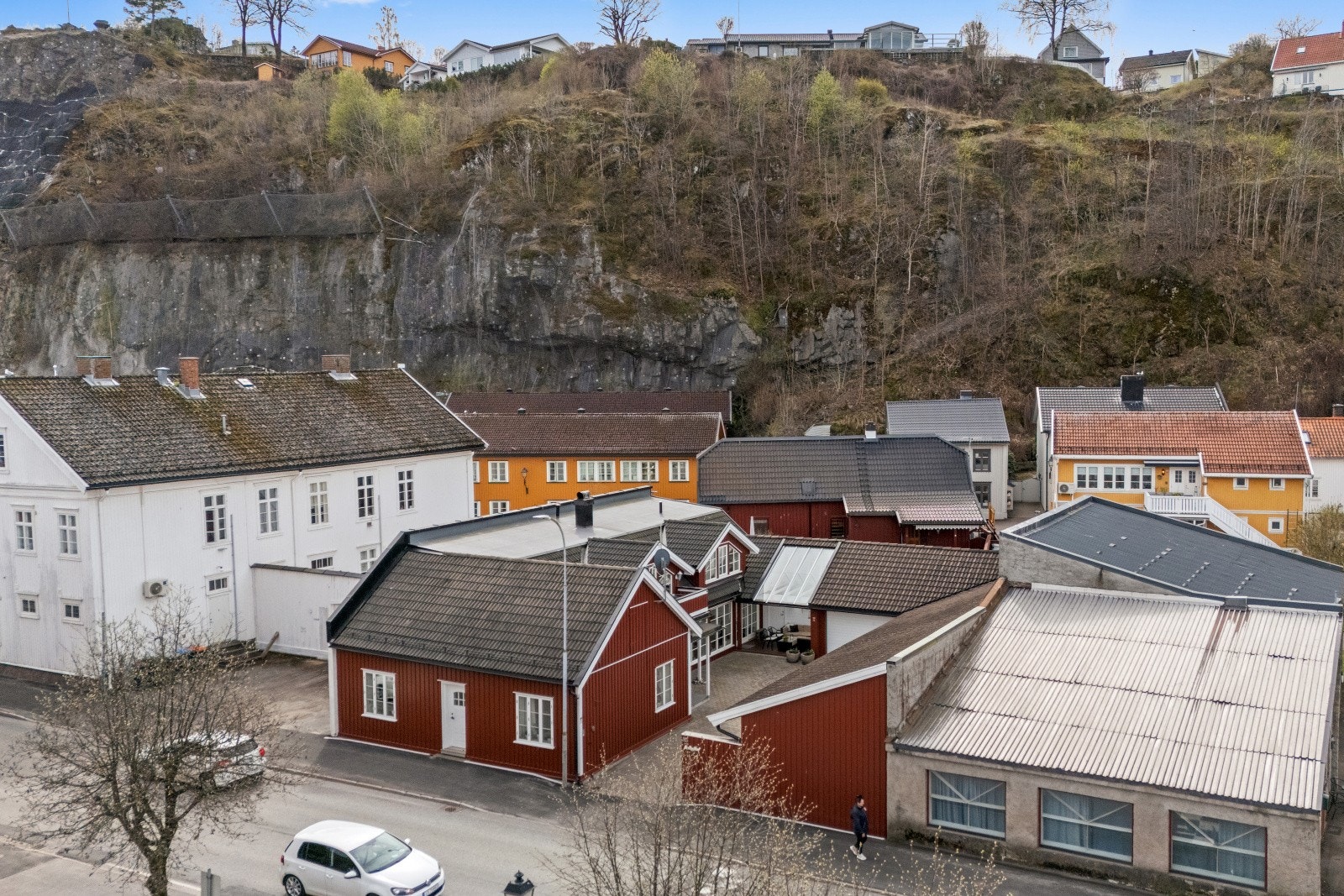 Eiendommen ligger i et etablert område preget av en blanding av eneboliger og annen sentrumsbebyggelse. Galleribilde