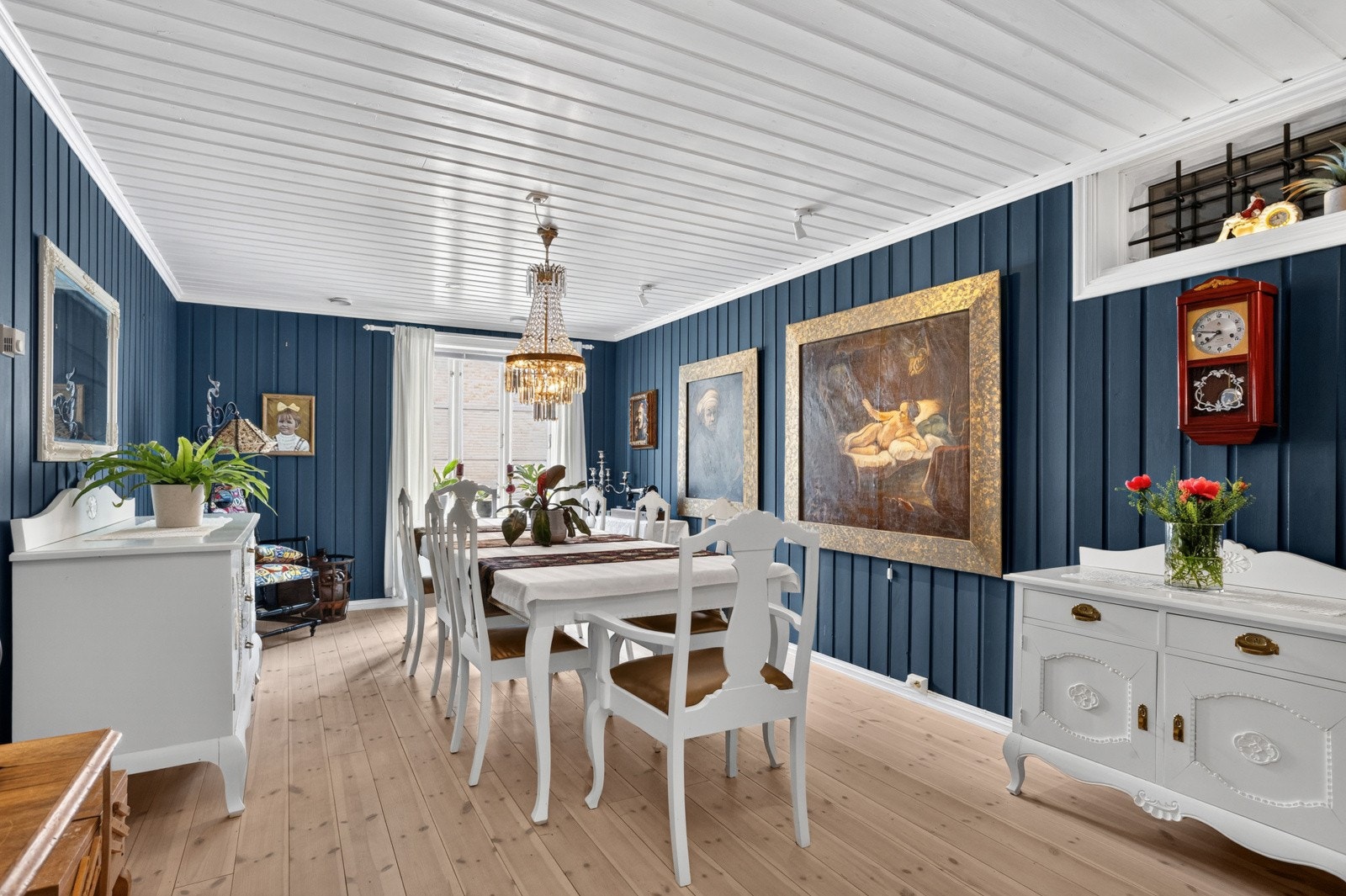 Den separate spisestuen har plass til store selskaper og ligger i boligens eldre del, med heltregulv og panel på veggene. Galleribilde