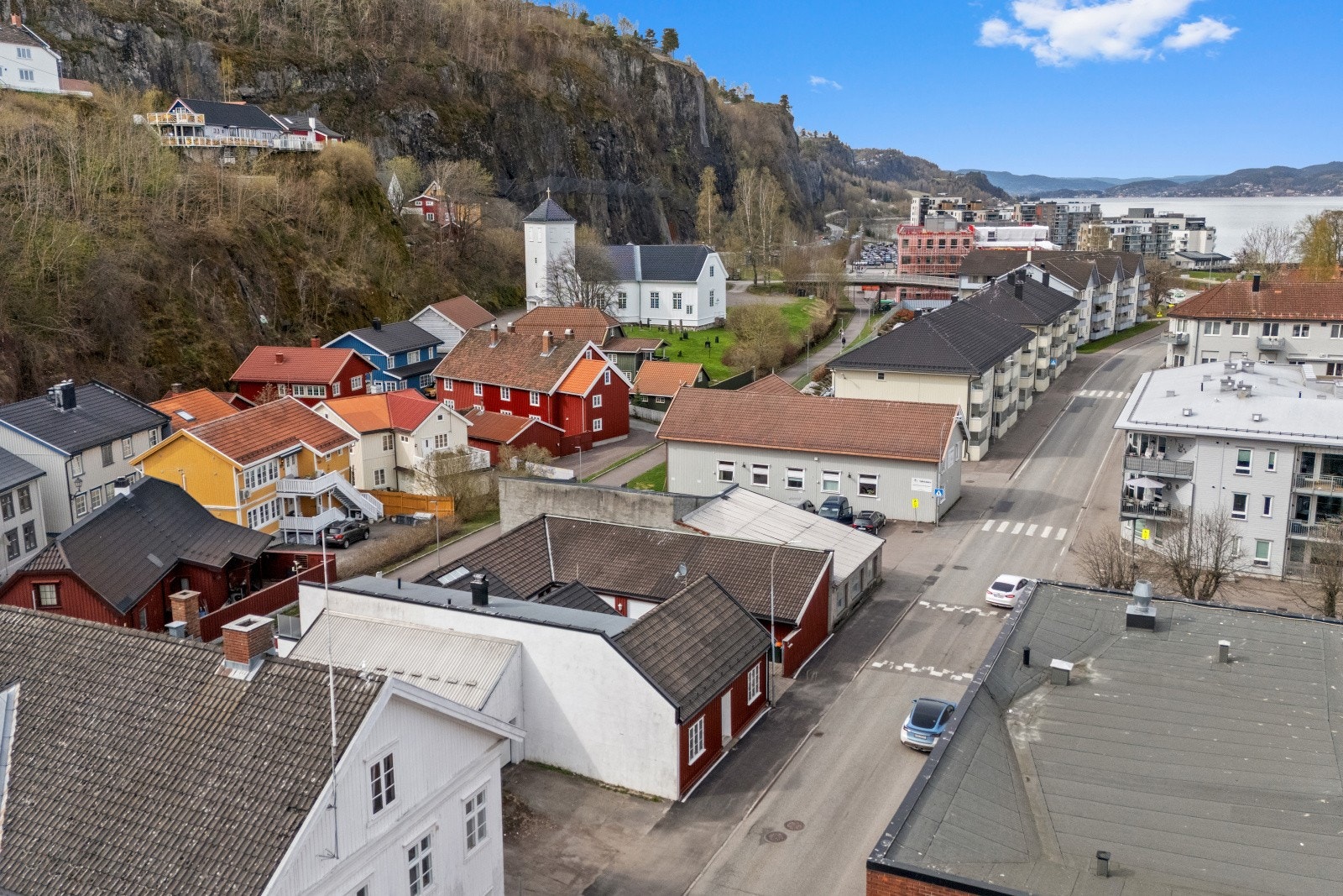 Beliggenheten gir nærhet til både byliv og sjø.I kort avstand fra boligen ligger bystranden Dulpen, et populært og familievennlig badested idyllisk plassert i nordenden av Holmestrand. Galleribilde