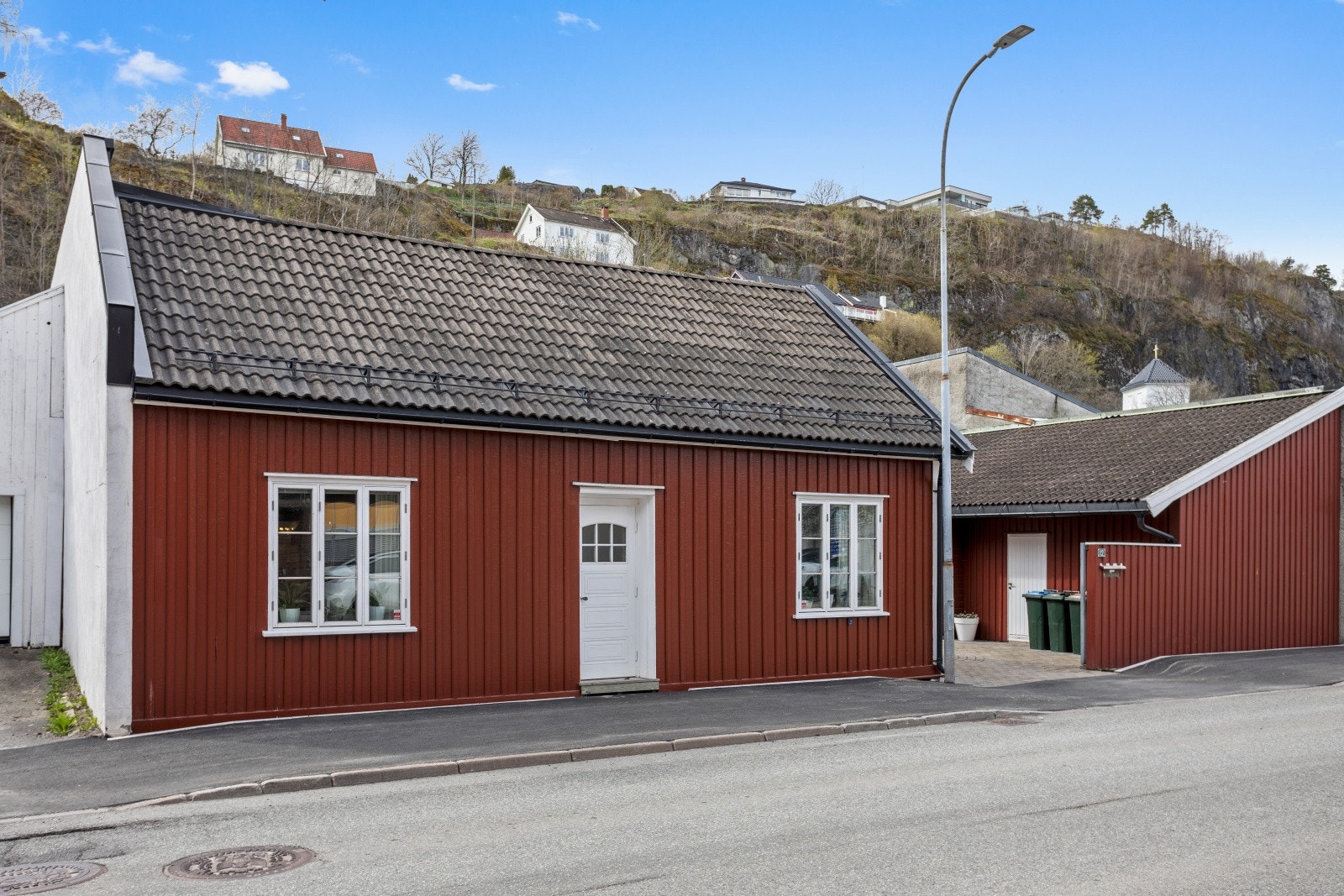 Den eldste delen av boligen vender mot gaten og er fra 1800-tallet. Denne delen er registrert i SEFRAK-registeret. Galleribilde