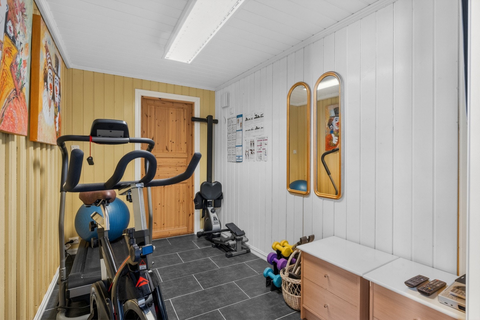I tilknytning til boligen er det etablert et eget trimrom på ca 12 m². Galleribilde
