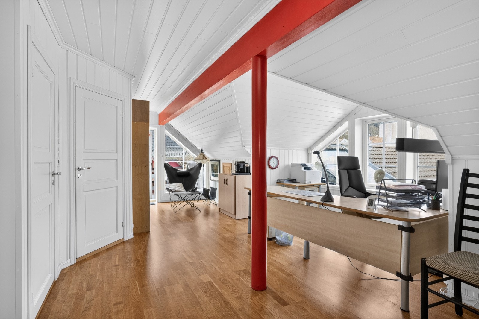 Loftstuen i andre etasje er et fleksibelt rom, ideelt som kontor, TV-stue eller lekeareal. Galleribilde