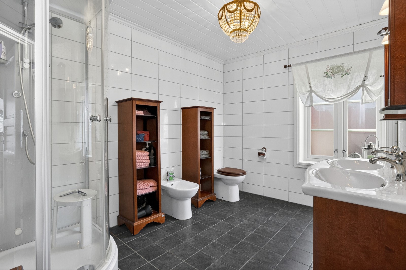 Hovedbadet i andre etasje er fra 2012 og har flislagt gulv med varmekabler, dobbel servant og bidèt. Galleribilde