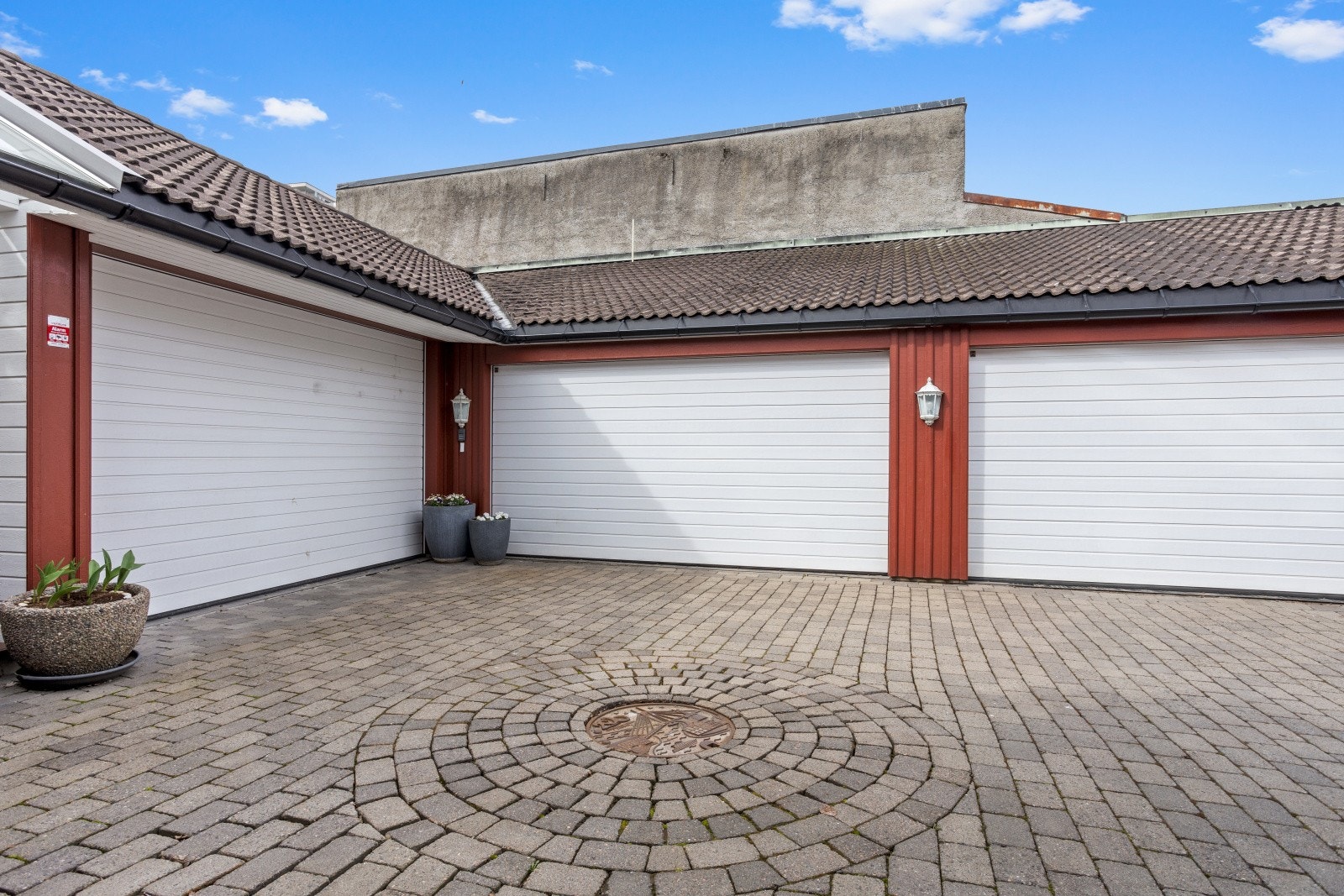 Eiendommen har et stort garasjeanlegg på 137 m² med tre garasjeplasser, boder og automatiske portåpnere fra 2012. (Se pkt. ferdigattest). Galleribilde