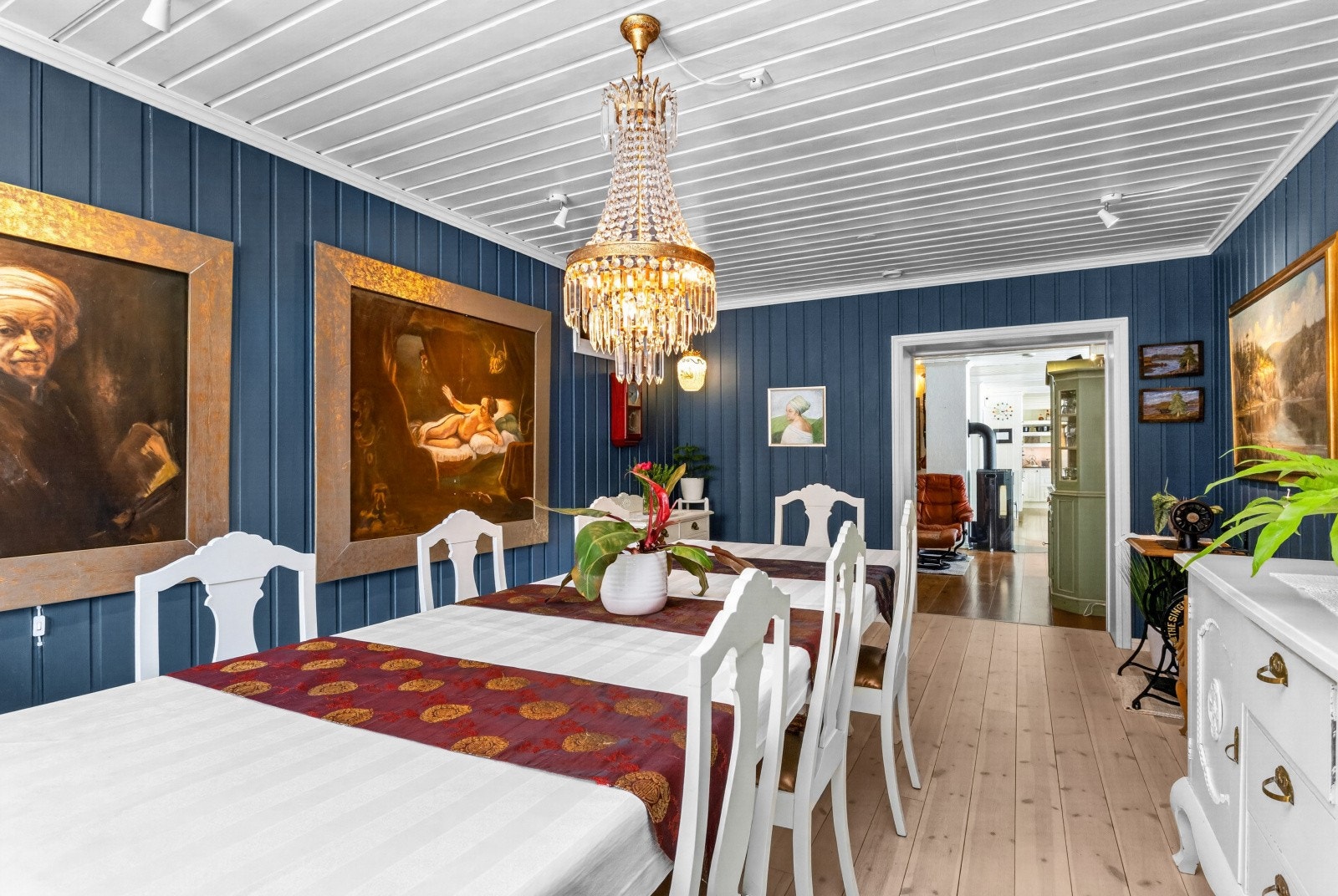 Fra spisestuen er det en naturlig flyt videre til boligens hovedstue. Galleribilde
