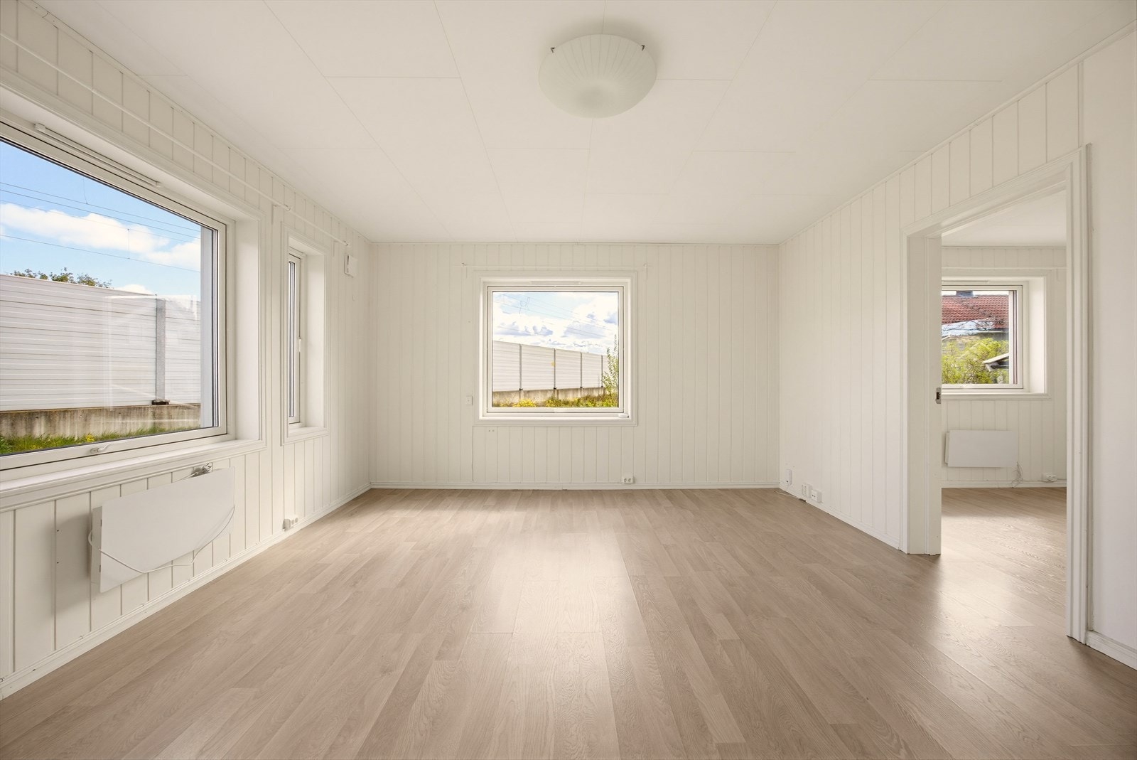 Enhet 1A - Pusset opp i 2016 med bla nye overflater, 3-lags vinduer og dører. Etasjen har en lys og åpen stue med store vindusflater som slipper inn rikelig med naturlig lys og skaper en luftig atmosfære. Galleribilde