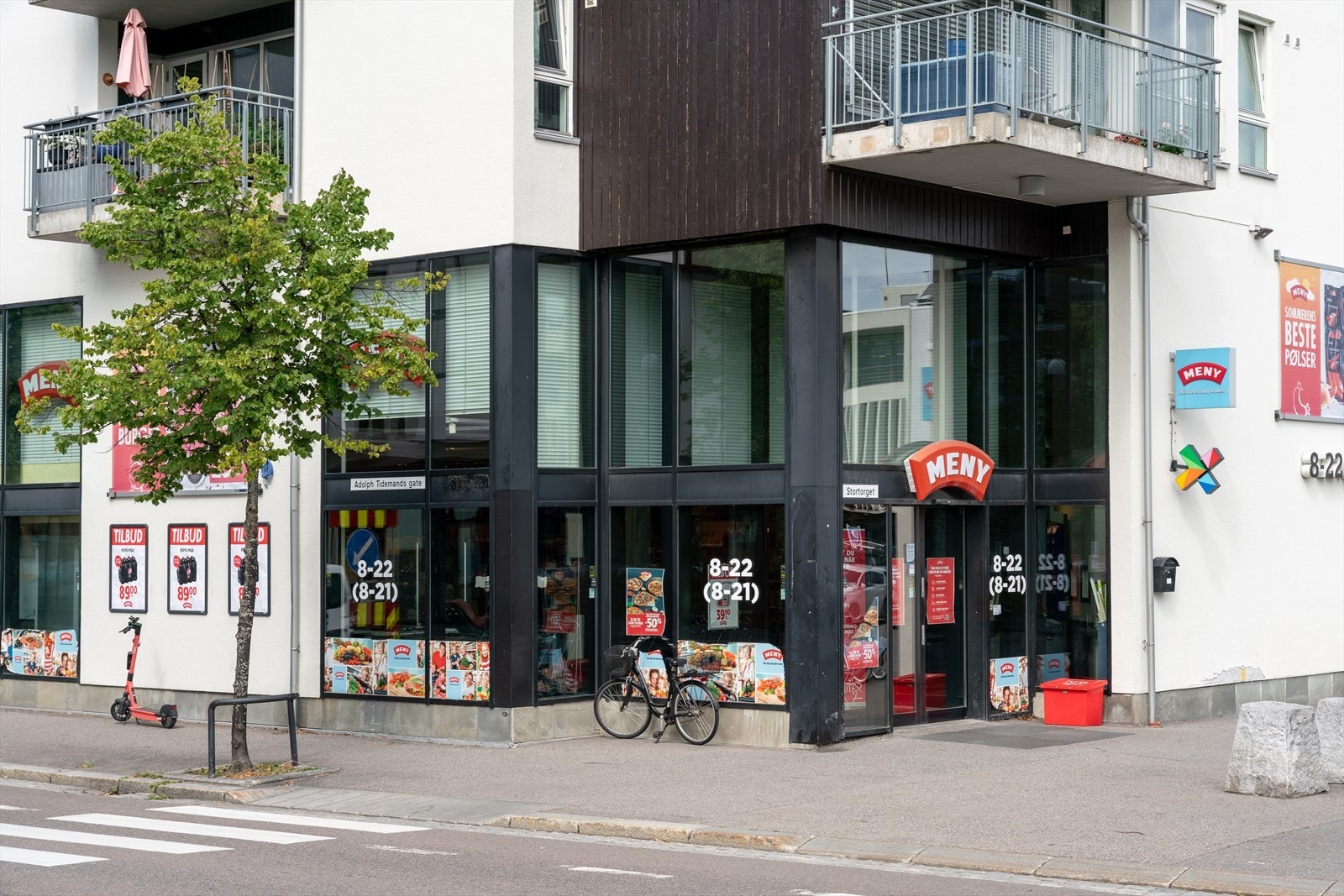 Flere dagligvarebutikker i nærheten, inkludert Rema 1000 og Kiwi, gjør hverdagslogistikken enkel. Galleribilde