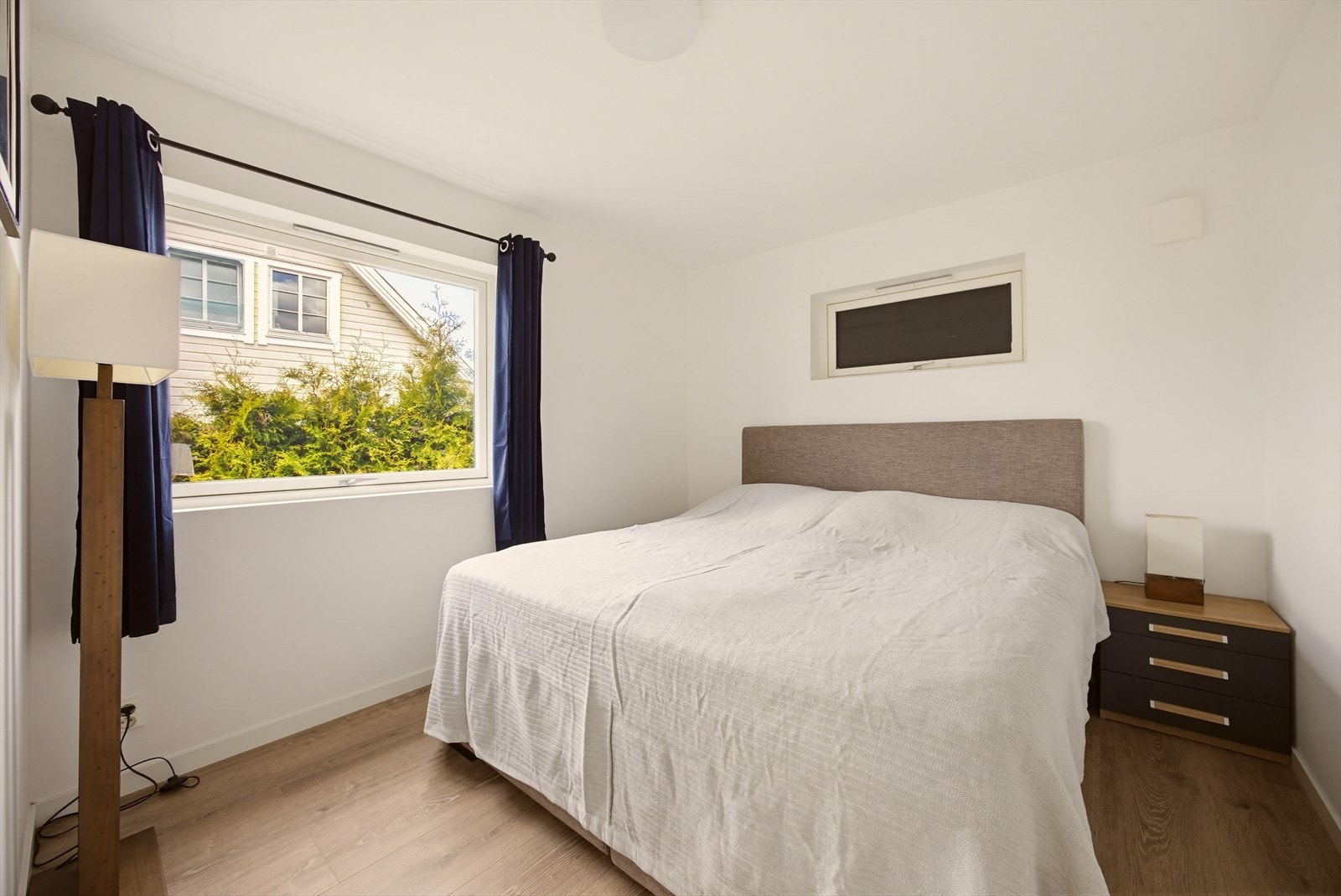 Enhet 1B byr på fire soverom, som gir gode og fleksible løsninger for hele familien. Hovedsoverommet er stort og romslig med god plass til stor seng og ønsket møblement, samt mulighet for ekstra oppbevaring. Galleribilde