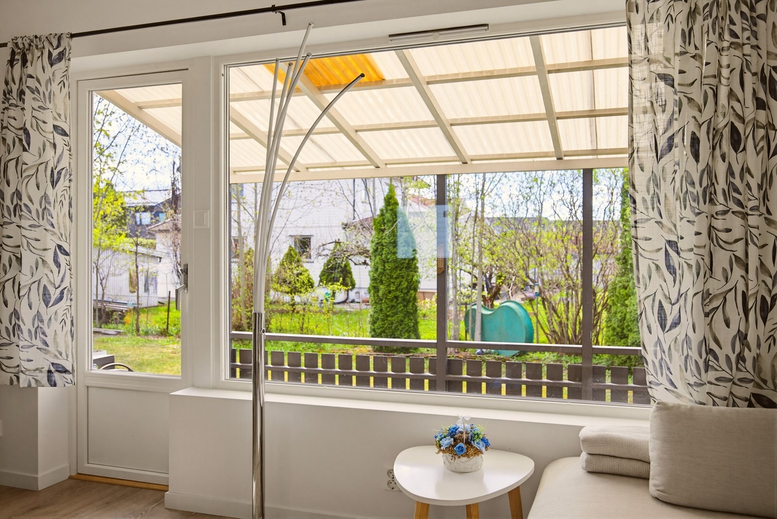 Her er det adkomst til en overbygget terrasse hvor solen og roen kan nytes. Galleribilde