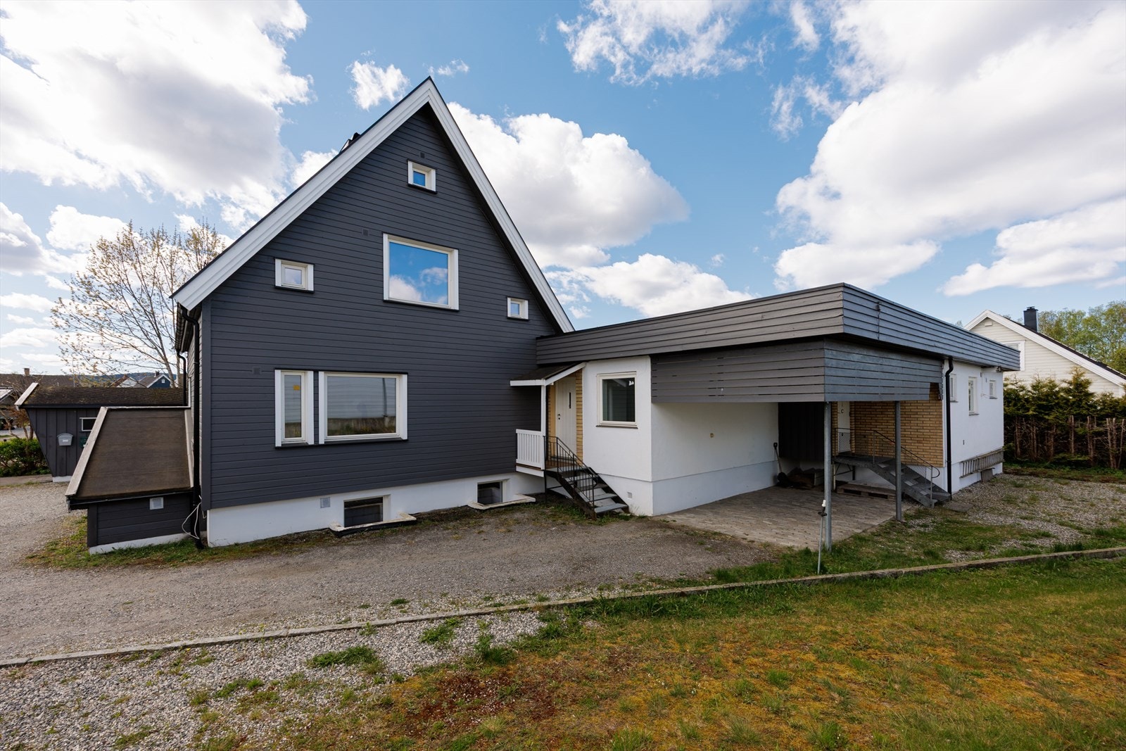 Inngangen til enhet 1A midt i bilde - Denne delen av huset fikk nytt panel, nytt tak og vinduer i 2016. Inngangen til enhet 1B til høyre. Galleribilde