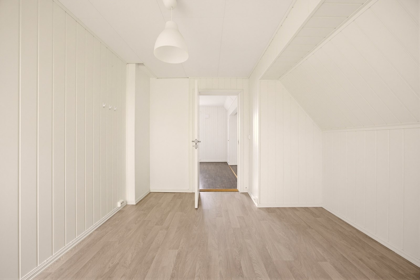 Alle soverommene har laminat på gulvet som gir et helhetlig og lettstelt uttrykk. Galleribilde