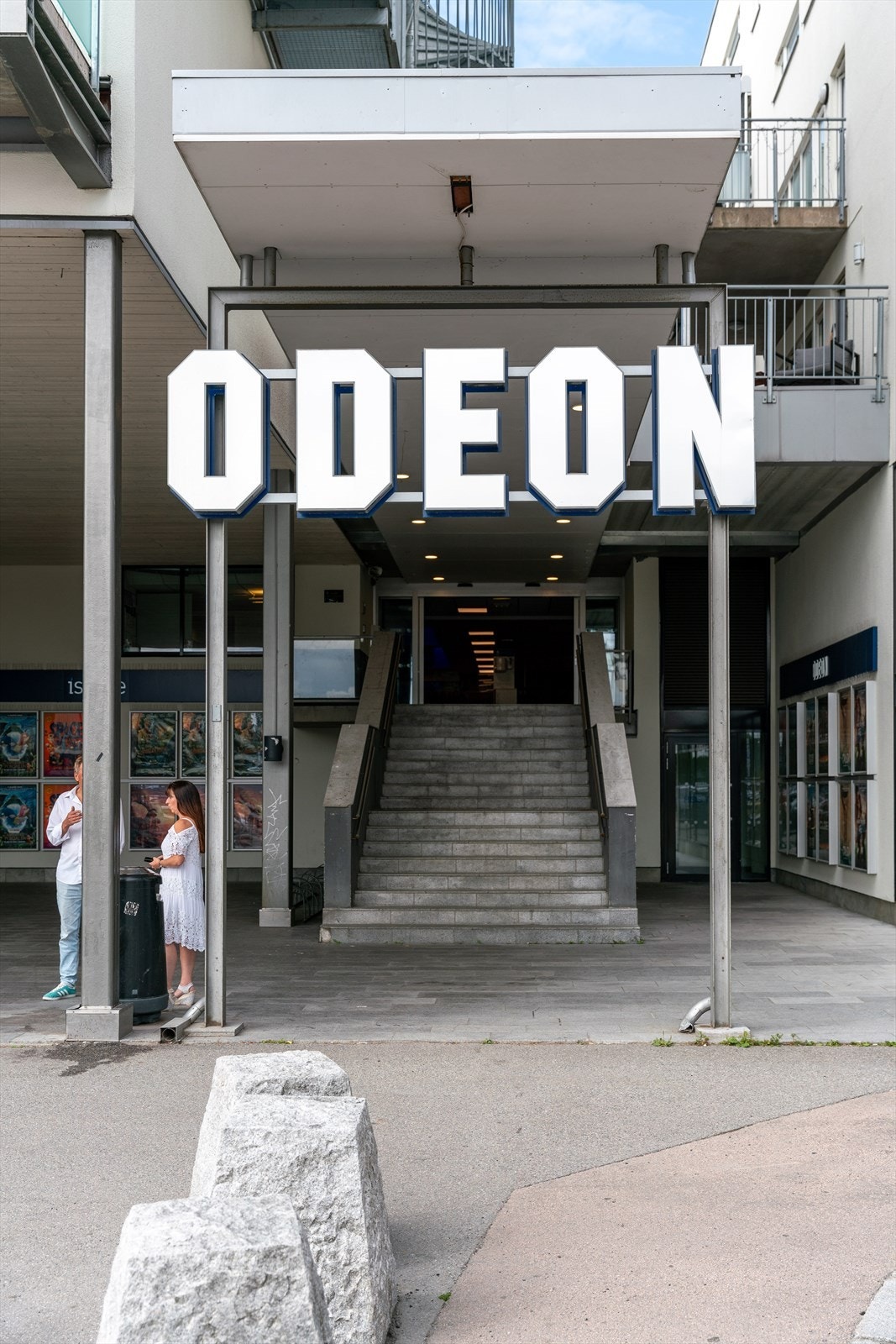 Byen byr på et aktivt kulturliv med blant annet kino, restauranter og treningssentre. Galleribilde