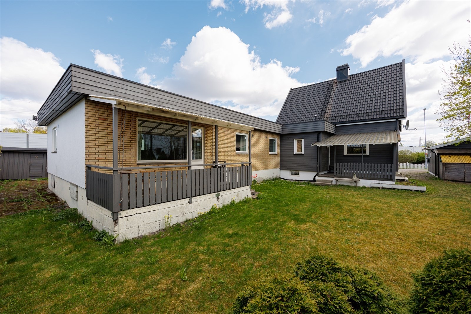 Hagen består av en romslig gressplen med fin beplantning som gir et frodig og trivelig utemiljø. I hjørnet står trær som gir naturlig skjerming og en lun ramme rundt uteområdet. Galleribilde