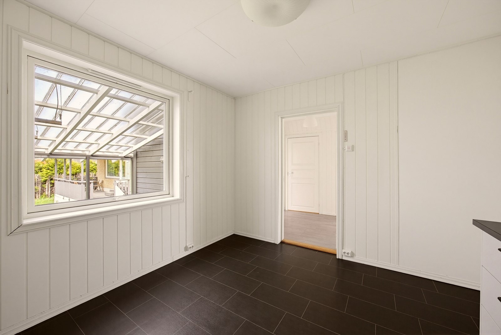 Det ligger i en egen sone med stort vindu og naturlig plass til spisebord, hvor du kan nyte en hyggelig utsikt mot hagen. Galleribilde