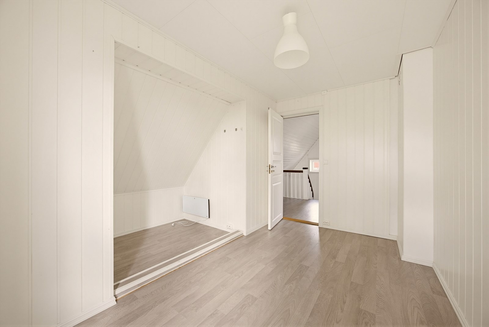 Andre etasje byr på tre soverom av god størrelse, som gir fleksible løsninger for både familie, gjester eller hjemmekontor. Galleribilde