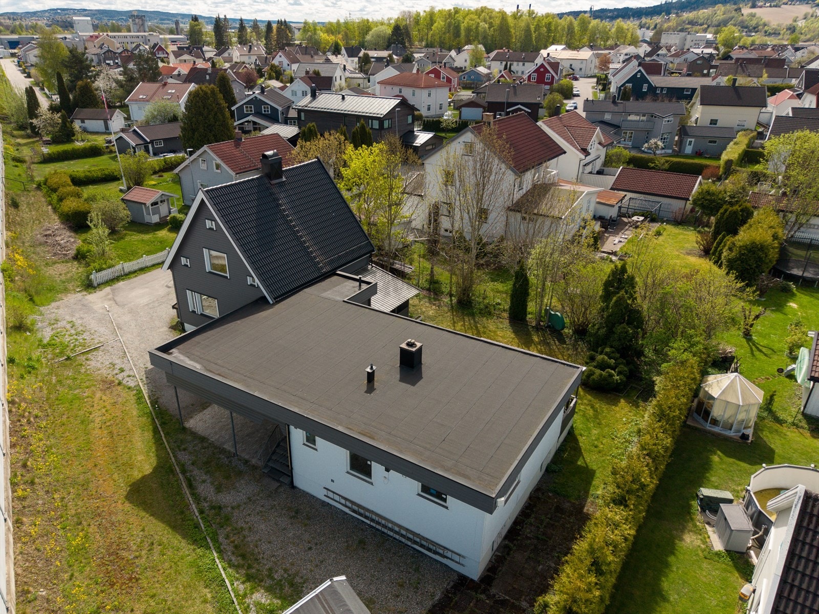 Velkommen til Sverres gate 1A og 1B - En eiendom bestående av to sammenbygde eneboliger. Boligen i 1A går over to etasjer med kjeller, mens 1B ble oppført som tilbygg og har en praktisk planløsning med alt på ett plan. Galleribilde