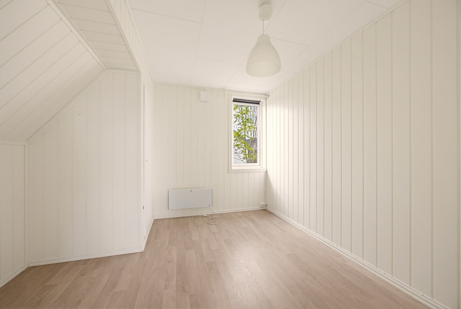 Store vinduer sørger for rikelig med naturlig lys og skaper en lys og trivelig atmosfære i alle rom. Galleribilde