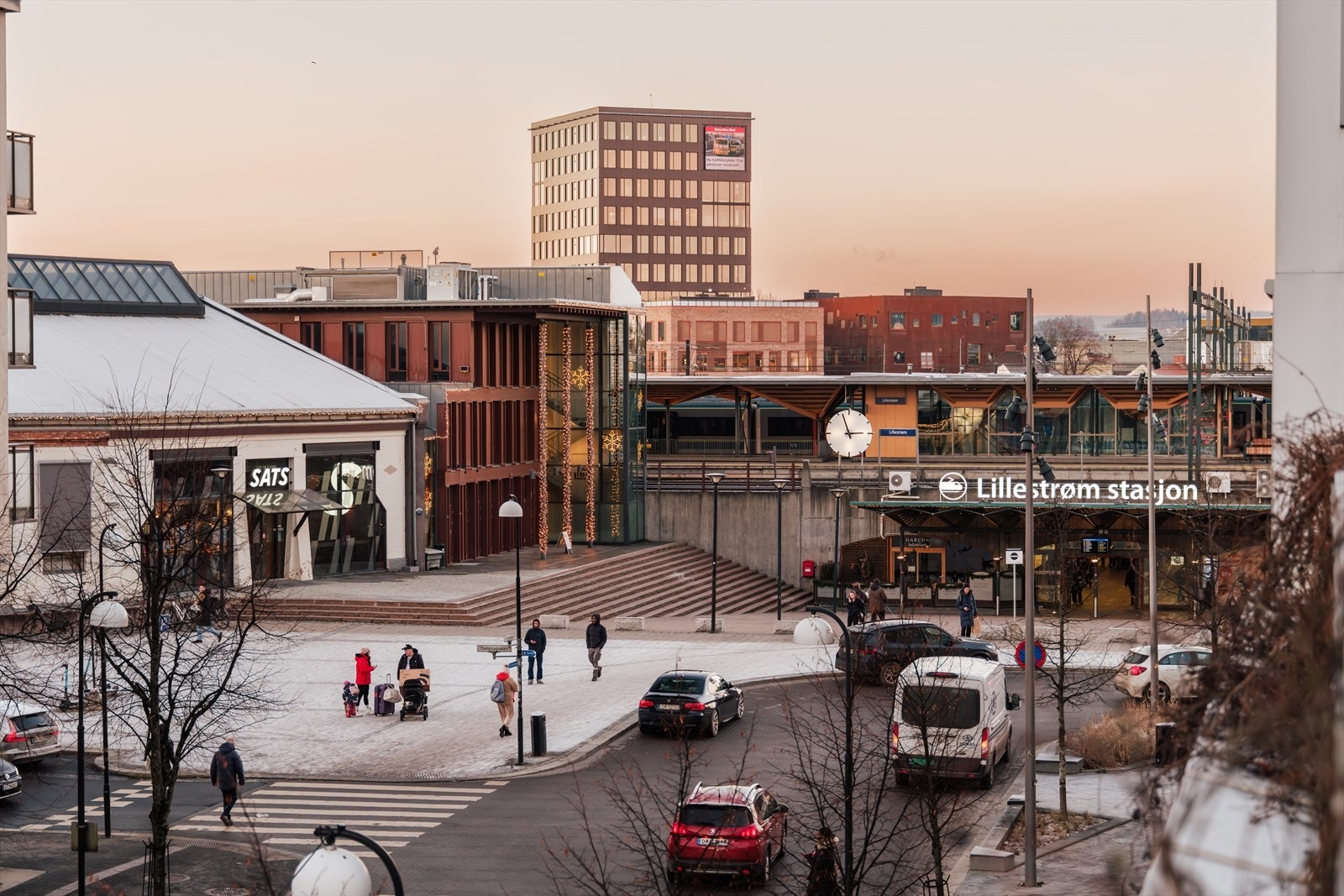 Lillestrøm stasjon er et sentralt knutepunkt for tog, flytog og buss, kun 14 minutters gange unna. Galleribilde