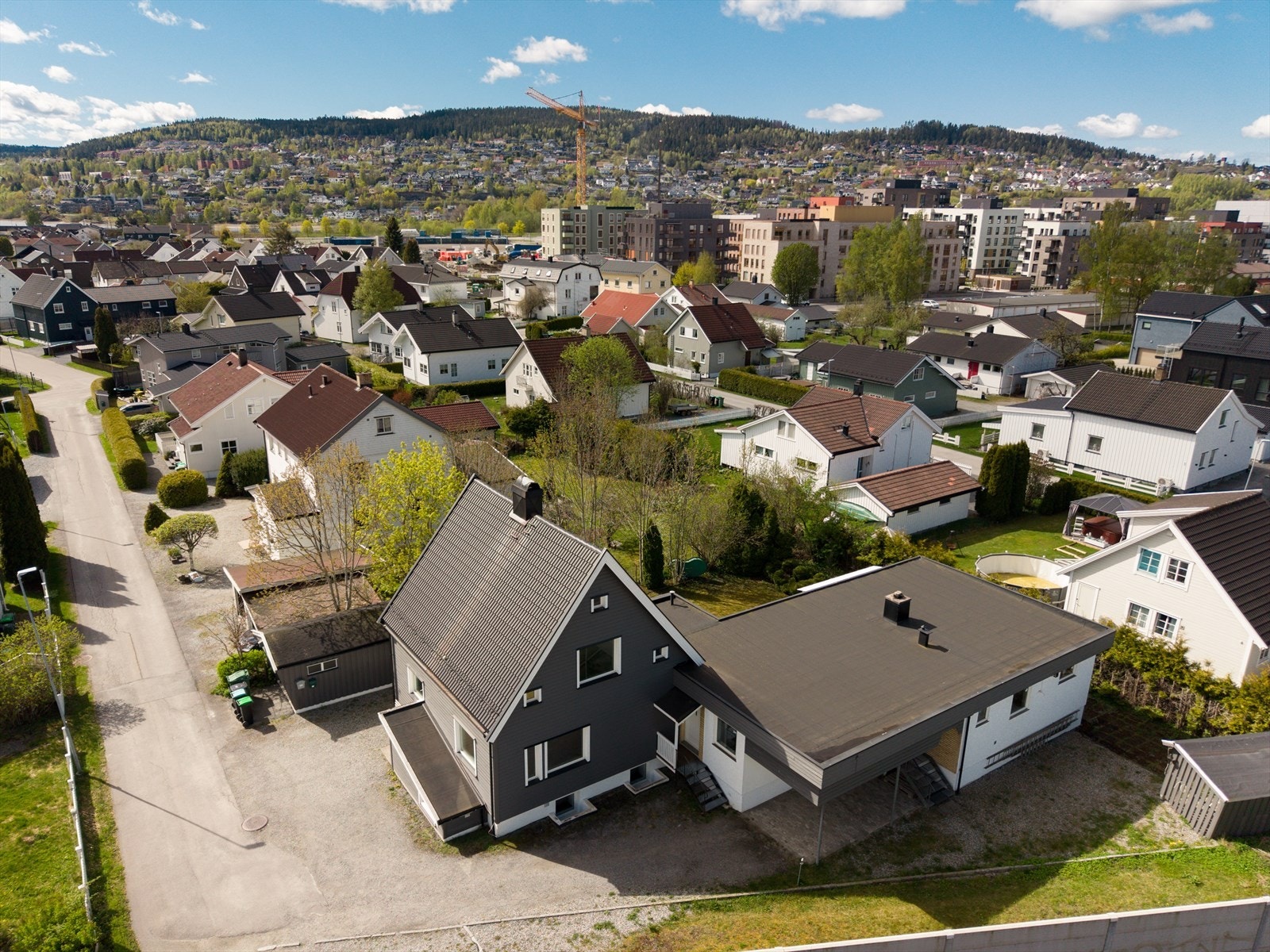 Eiendommen har en skjermet og familievennlig plassering innerst i blindvei, med fine uteområder, flere terrasser og gode solforhold gjennom dagen. Her får du rikelig med plass både inne og ute - perfekt for storfamilien. Galleribilde