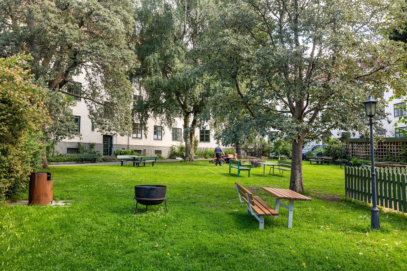Bakgården består av et stort grøntområde med beplantning, sittegrupper, lekeapparater, felles griller mm. Galleribilde