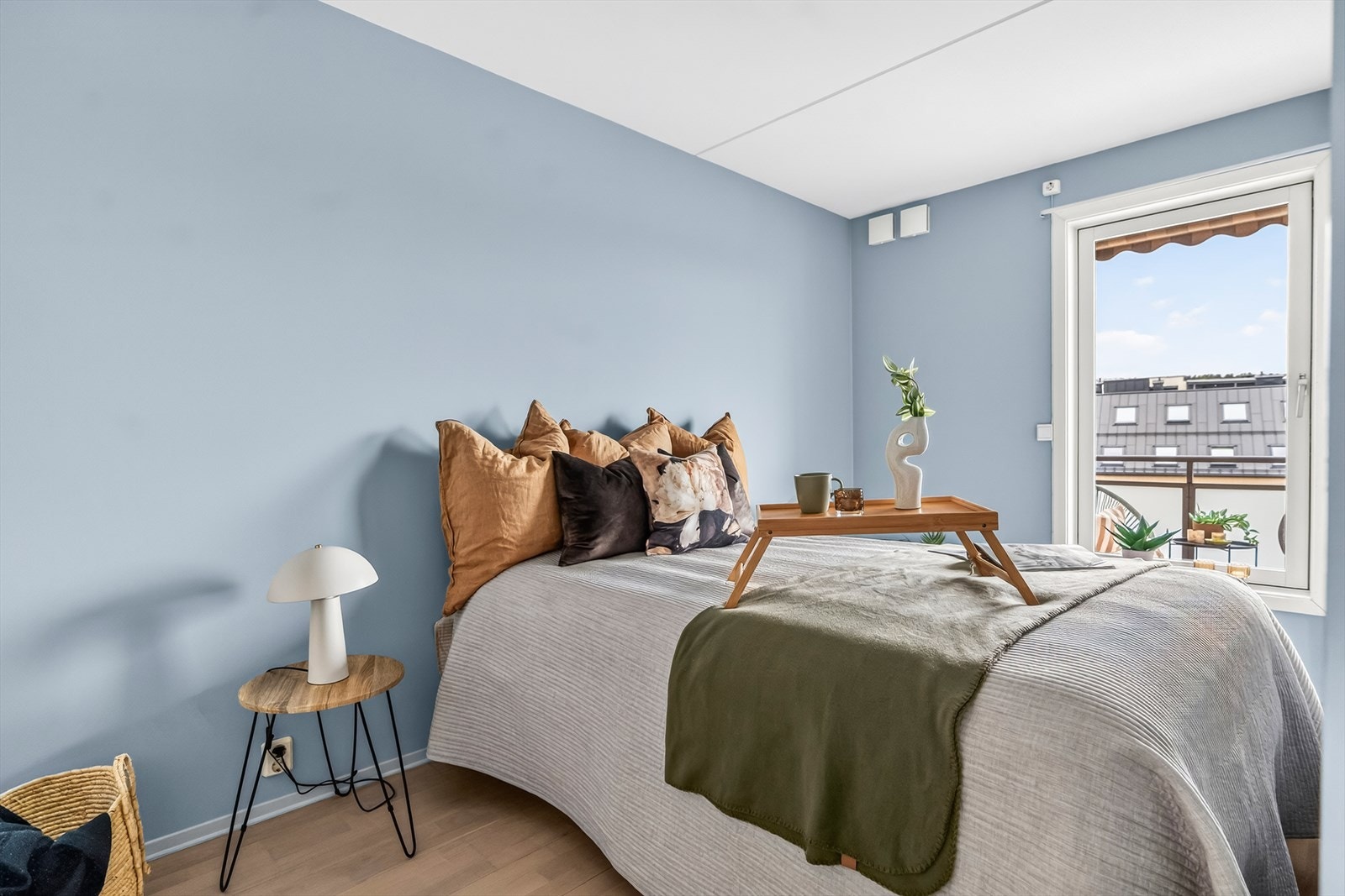 Soverommet har en behagelig atmosfære med plass til dobbeltseng og tilhørende nattbord. Galleribilde