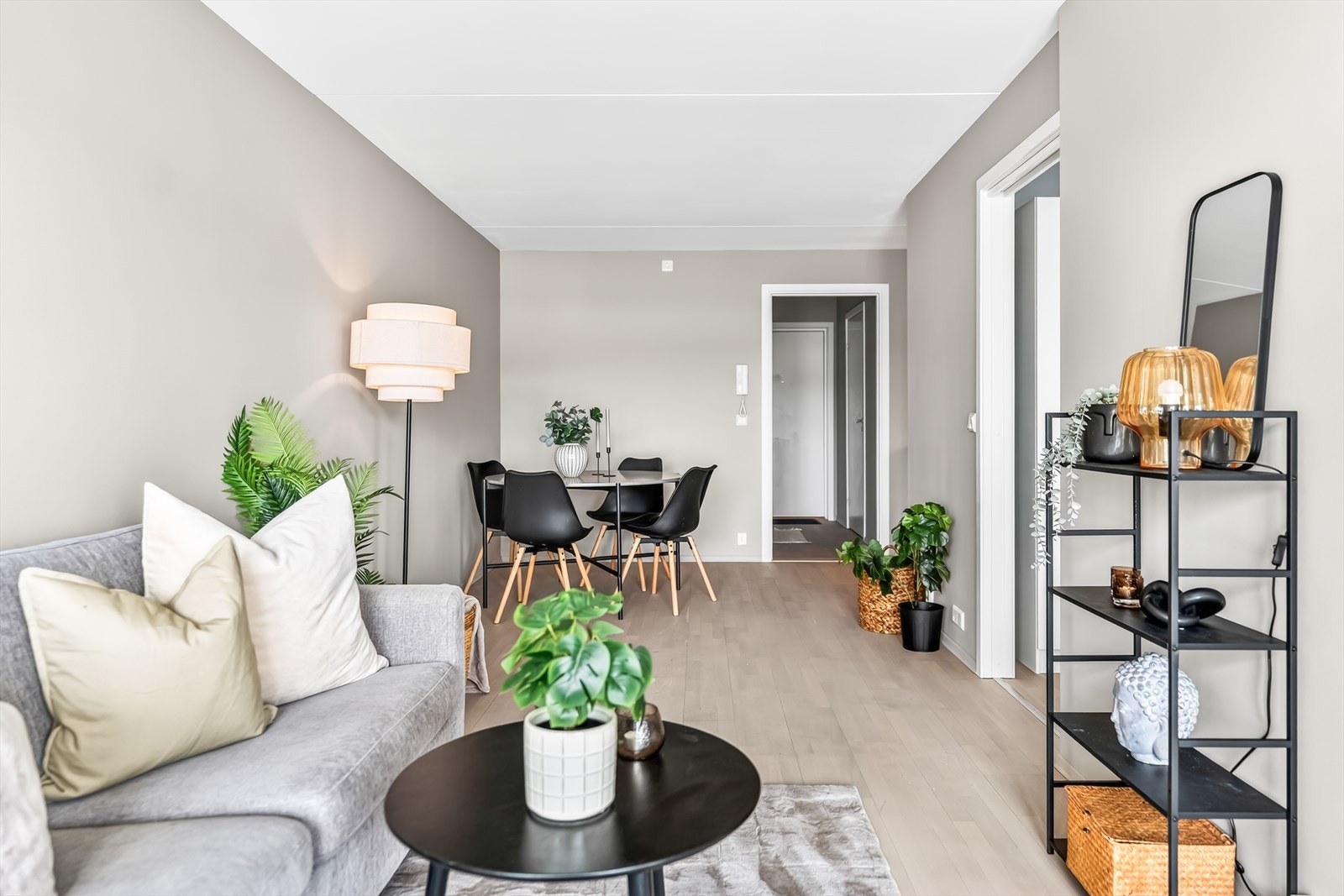 Lyse overflater og moderne materialvalg gir et stilrent uttrykk. Galleribilde