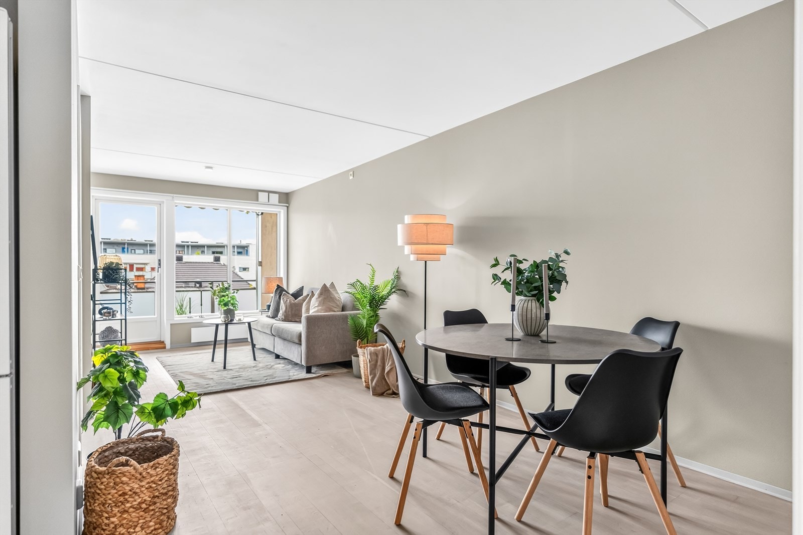 Store vindusflater slipper inn rikelig med naturlig lys og bidrar til en luftig romfølelse. Galleribilde