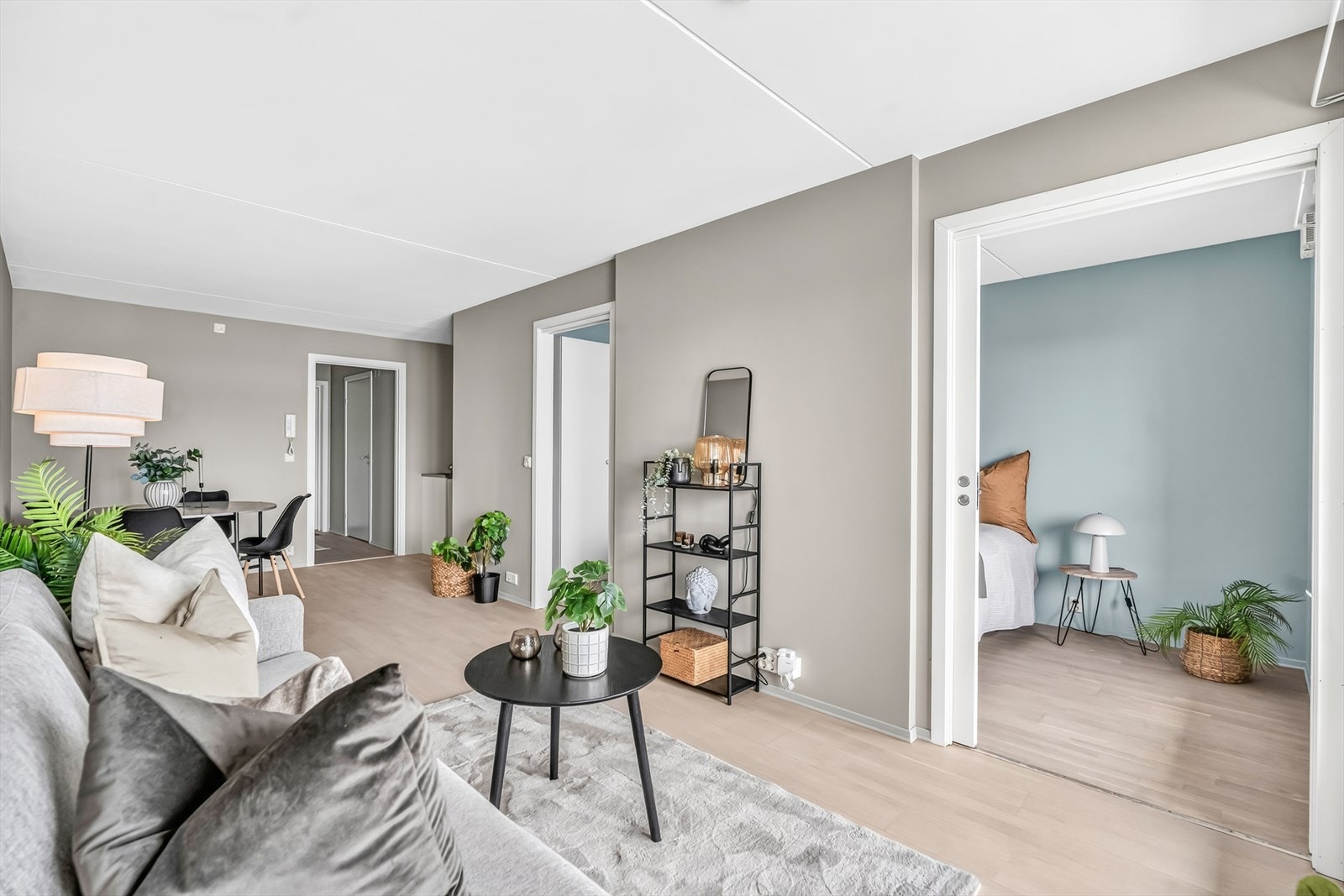Det er inngang til soverommet via skyvedører. Galleribilde