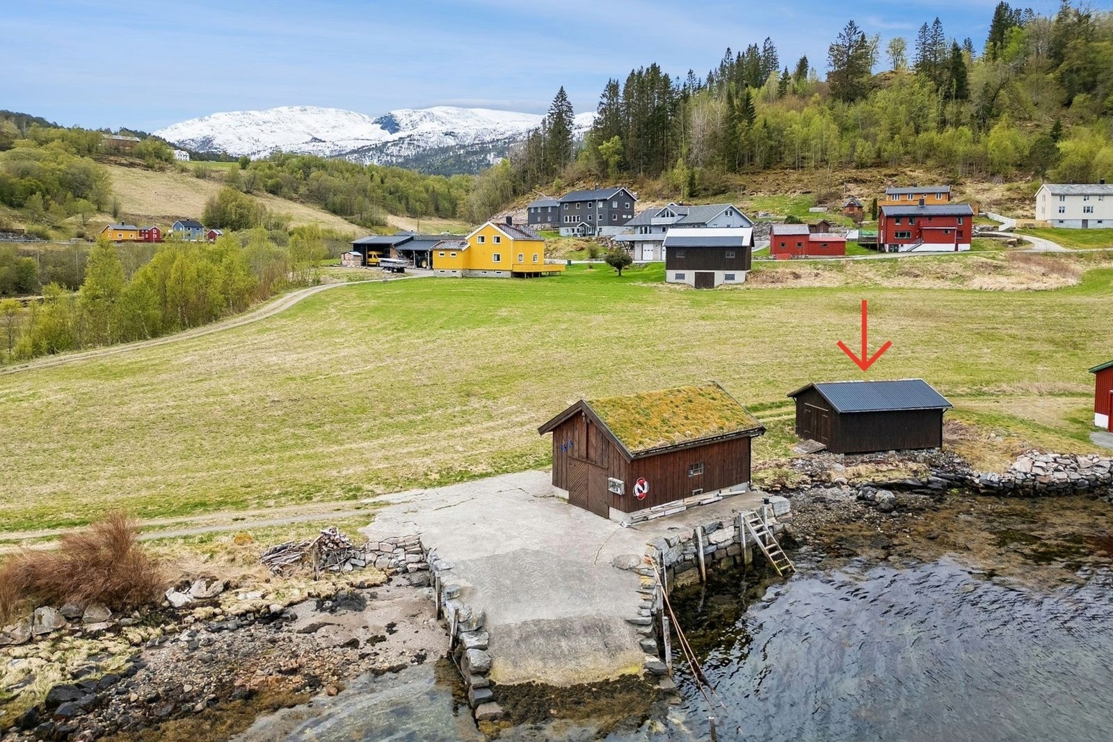 Eiendommen har ca. 12 mål produktiv skog samt ca. 3 mål annet areal i høyereliggende terreng. Det er naustet markert med rød pil som tilhører eiendommen. Galleribilde