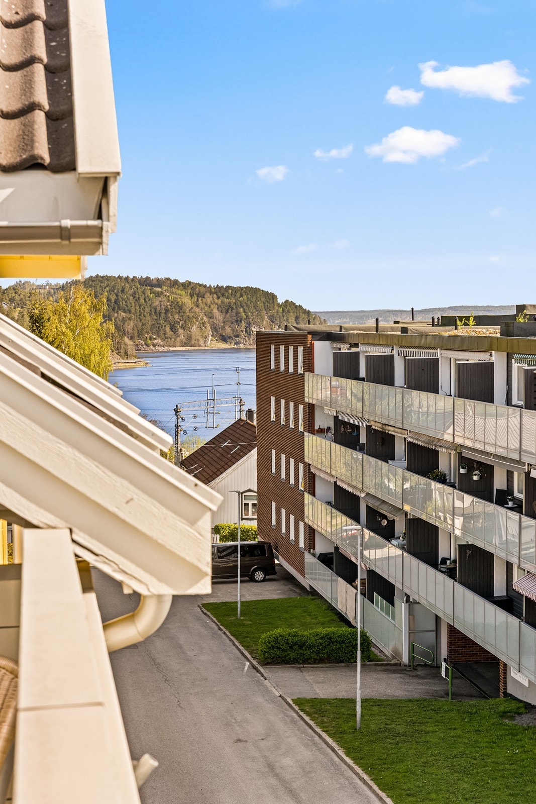 Fra soverommet er det utgang til en østvendt balkong. Galleribilde
