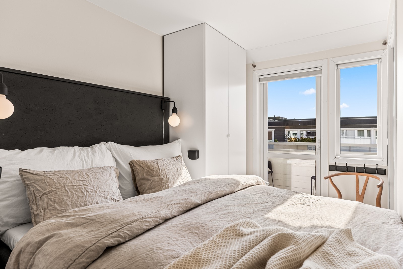 Soverommet har utgang til en østvendt balkong, som gir mulighet for å nyte morgenkaffen i frisk luft. Galleribilde