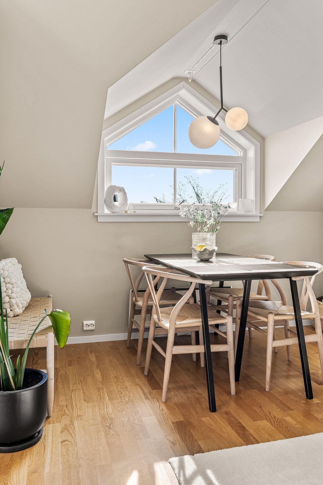 Spiseplassen er plassert ved et stort vindu som slipper inn mye naturlig lys. Galleribilde