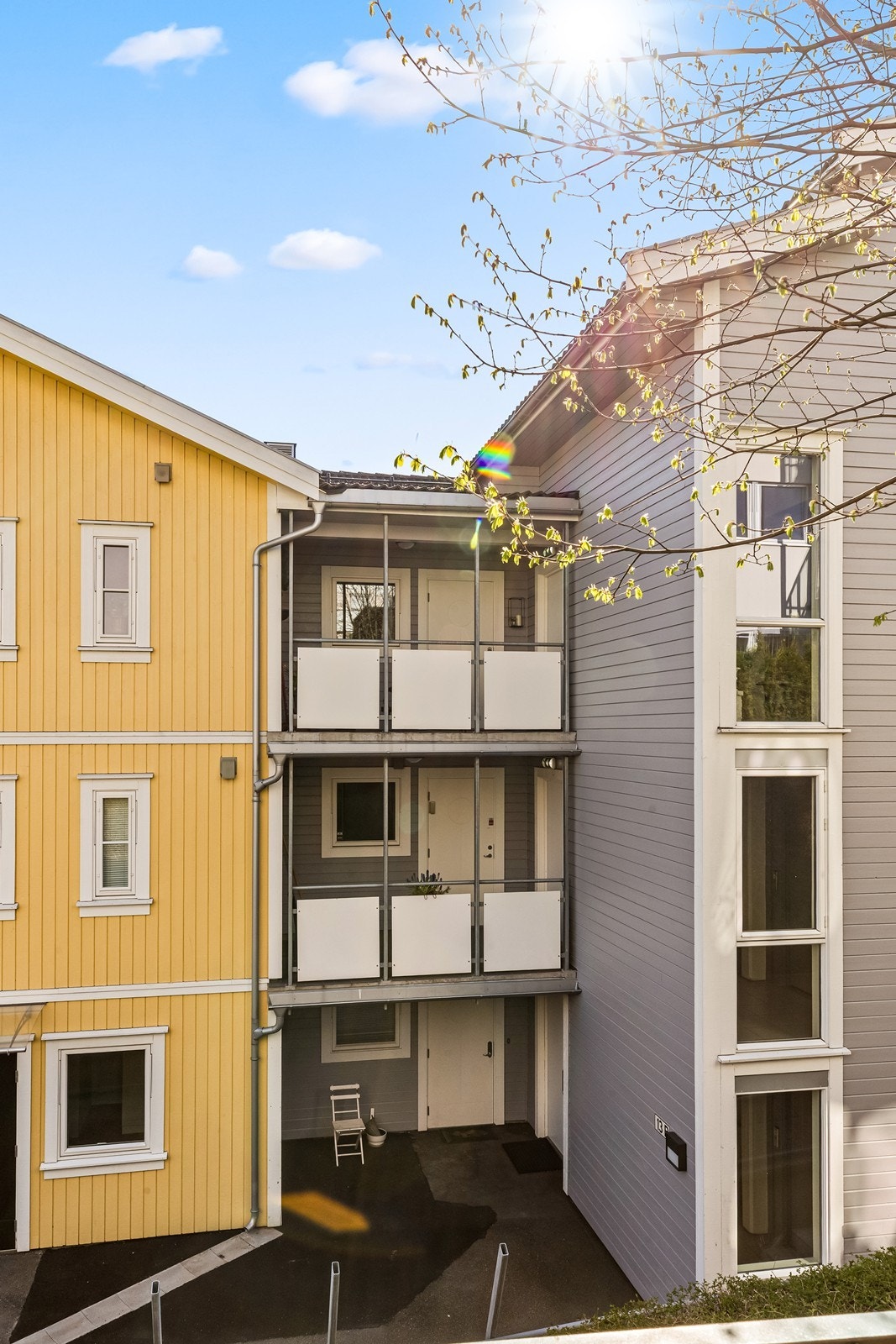 Adkomst via felles inngangsparti med balkonger og postkasseanlegg. Galleribilde