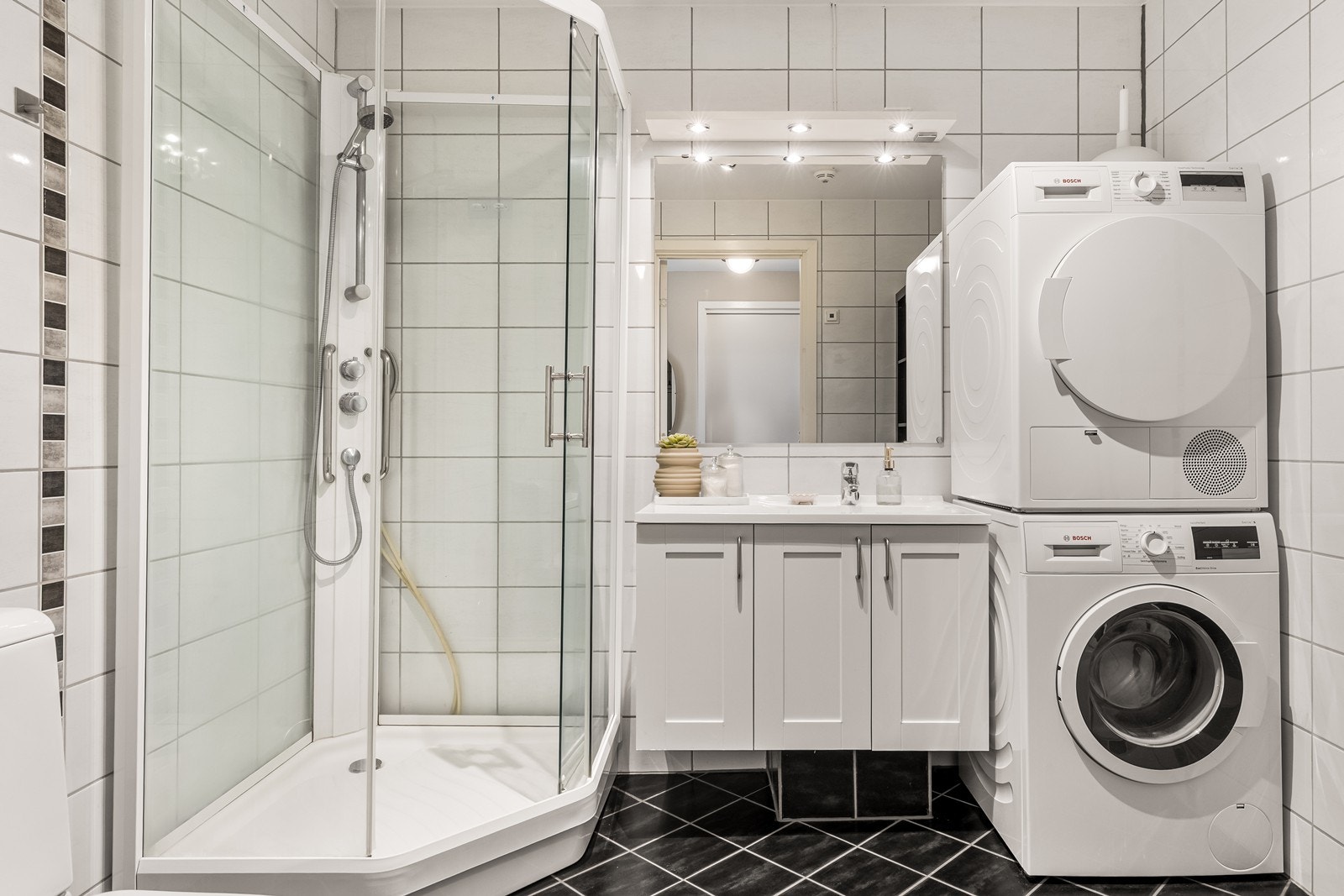 Badet har flislagt gulv med elektriske varmekabler som gir behagelig varme. Galleribilde