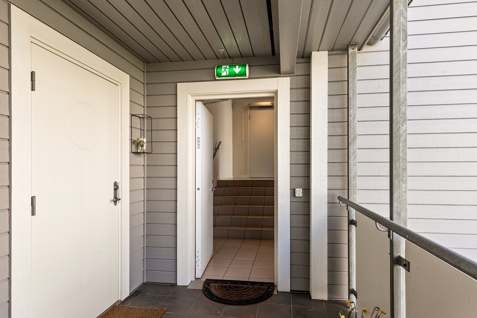 Entréen har en brannklassifisert dør og en praktisk tilknytning til uteområdet. Galleribilde
