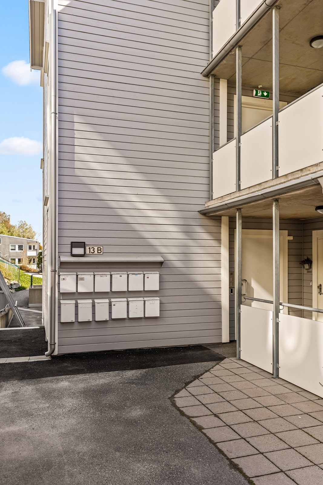 Postkasseanlegg og inngangsparti er praktisk plassert ved inngangen til bygningen. Galleribilde