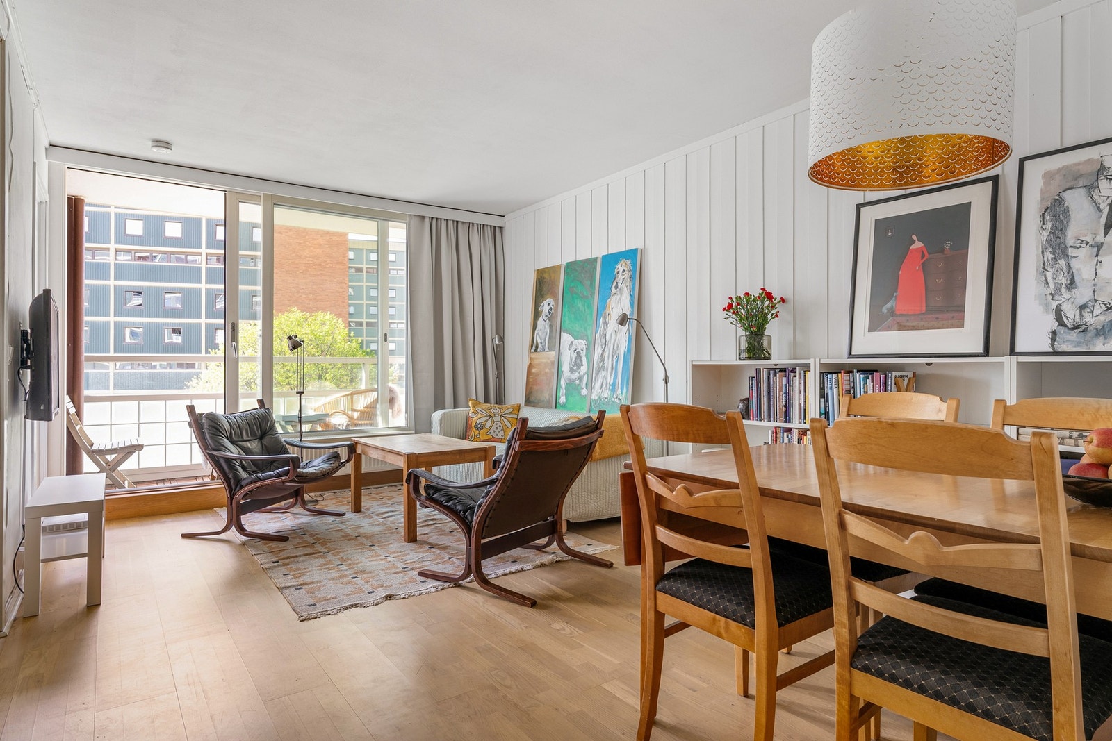 Stuen er romslig med flere møbleringsmuligheter. Galleribilde