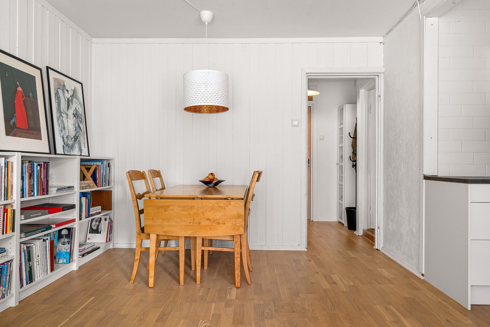 Leiligheten har store vindusflater som sørger for rikelig med naturlig lys. Galleribilde