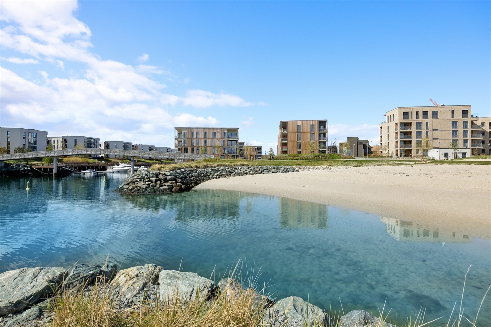 Grilstad Marina byr på et attraktivt nærmiljø med kjøpesenter, café, strand, Ladestien og gode kollektivforbindelser. Galleribilde