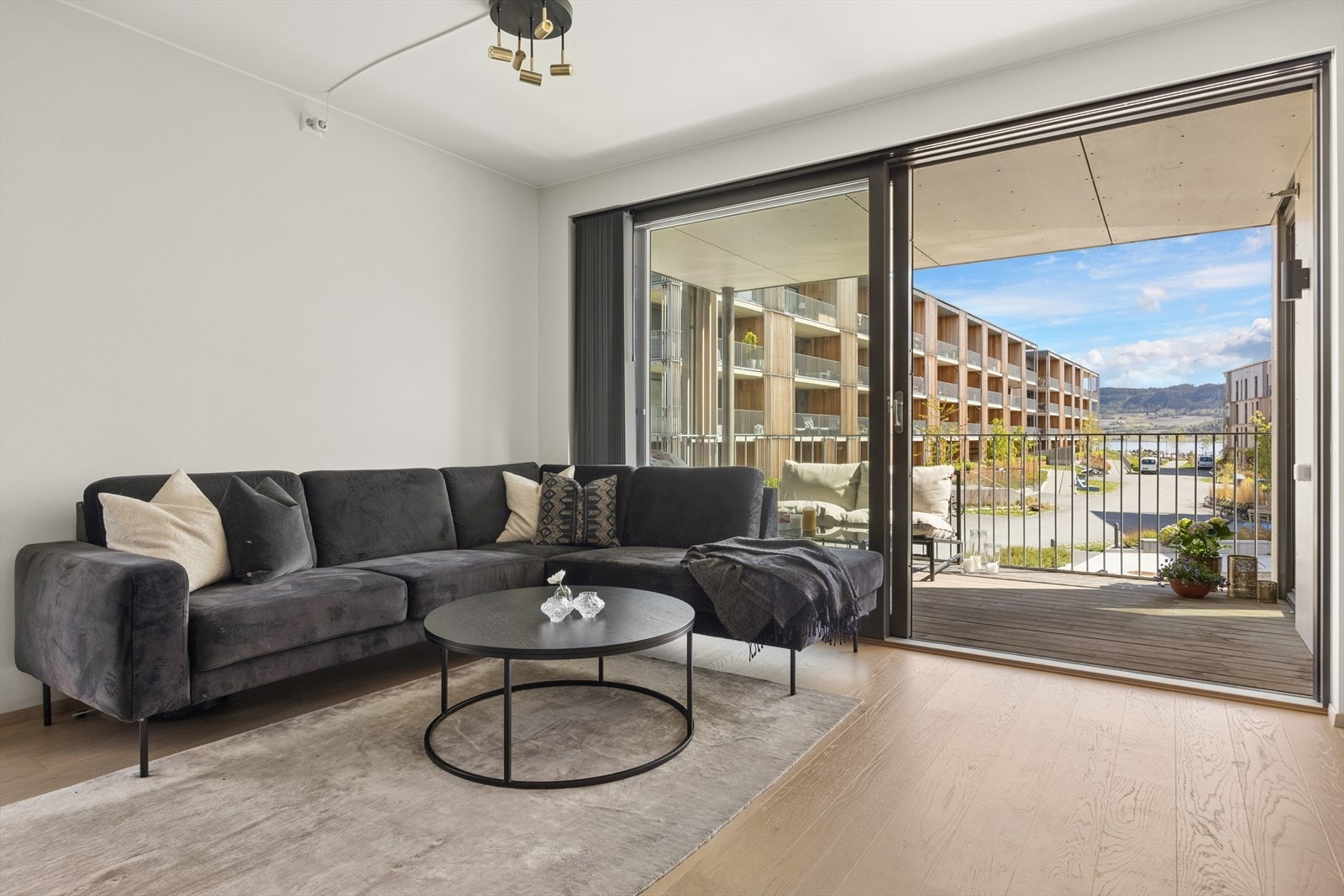 Leiligheten har god standard som man kan forvente fra bygge år: listefri løsning, balansert ventilasjon og vannbåren gulvvarme. Galleribilde